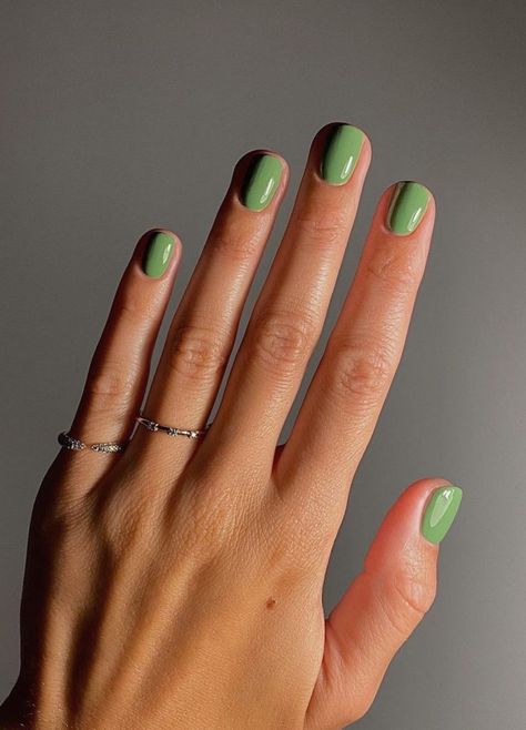 Love Green Nails? Here Are Ideas to Show Your Manicurist | The Everygirl Forest Green Manicure, Green Manicure Short Nails, Green Shellac Nails, Short Green Acrylic Nails, Green Manicure, Unghie Sfumate, October Nails, Green Nail Polish, Casual Nails