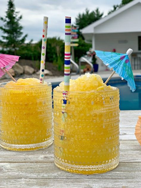 Frozen Vodka Slush - SImply made citrus frozen slush cocktails. Vodka Bucket Recipe, Vodka Slush Recipe, Slushy Alcohol Drinks, Alcoholic Slush Recipes, Alcoholic Slush, Drinks Wallpaper, Alcohol Punch, Vodka Slushies, Vodka Slush