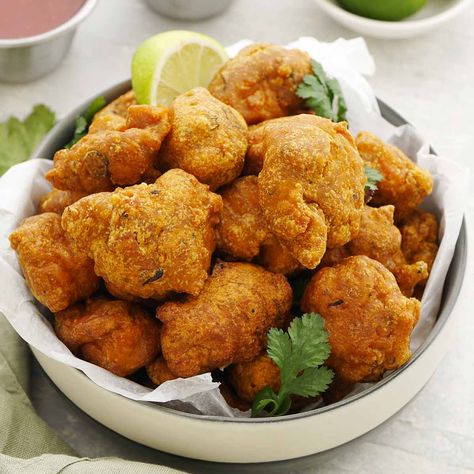 Recipe By : Yumon Chicken Pakora Recipe, Mains Recipes, Chicken Pakora, Pakora Recipe, Batter Mix, Pakora Recipes, Ground Chicken Recipes, Indian Chicken, Mint Sauce