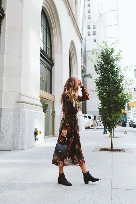 Booties With Dress, Street Style Black, Zara Floral Dress, Chique Outfit, What To Wear Fall, Transition Outfits, Autumn Street Style, Fall Street Style, Cute Outfit