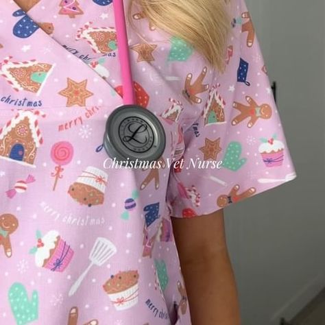 Tess Vet Nurse (@tessnolan) • Instagram photos and videos Christmas Scrubs Nurse, Cute Nurse Scrubs, Vet Aesthetic, Vet Scrubs, Nurse Things, Aesthetic Nurse, Nurse School, Vet Nurse, Nurse Scrubs