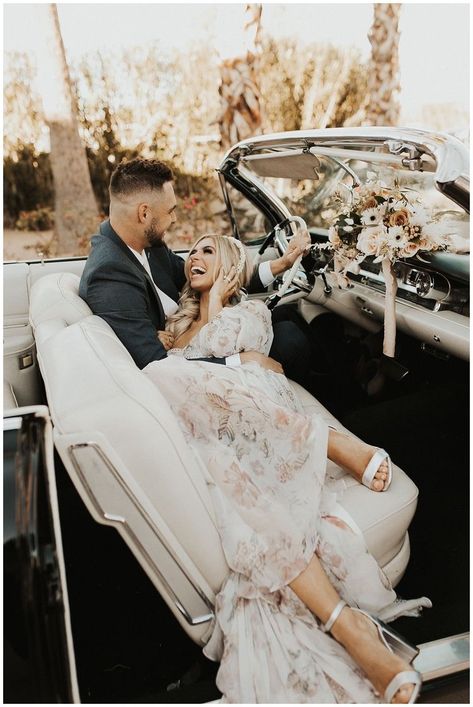 Classic Car Wedding, Car Engagement Photos, Classic Car Photoshoot, Vintage Engagement Photos, Vintage Car Wedding, Wedding Picture Poses, Wedding Photos Poses, Foto Poses, Engagement Photo Inspiration