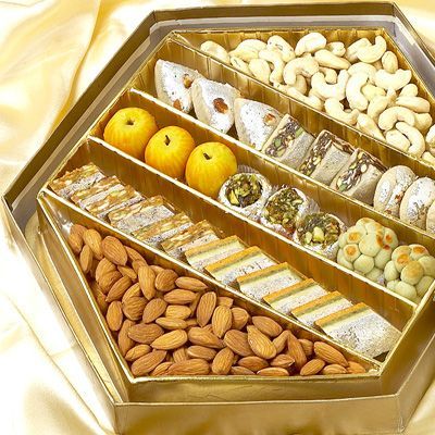 Sweets Delivery Online in Chennai Diwali Mithai Box Ideas, Wedding Taals, Gifts Packing Ideas, Bride Trousseau, Shadi Decoration, Kaju Barfi, Diwali Mithai, Indian Outdoor Wedding Decor, Wedding Gift Packing