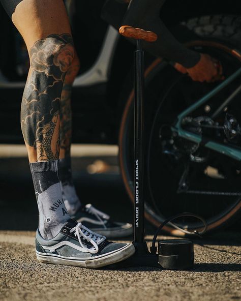 Urban Bicycle, Tattoo Inspiration Men, Leg Tattoo Men, Estilo Rock, Pola Gelang, Vans Style, Mens Outfit Inspiration, Black Ink Tattoos, Bike Style