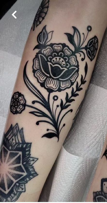 Full Sleeve Tattoos Old School, Traditional Black Leg Tattoo, Elbow Tattoo Blackwork, Woman Quarter Sleeve Tattoo, American Traditional Floral Tattoo Black, Tattoo Sleeve Women American Traditional, Traditional Flower Tattoos For Women, Flower Knee Cap Tattoo, Framed Tattoo Sleeve