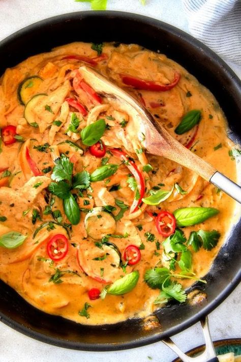 This less than 30 MINUTE Thai Red Curry Chicken tastes straight out of a restaurant! Its wonderfully thick and creamy, bursting with flavor, so easy and all in one pot! Definitely a new fav at our house! Thai Red Curry Chicken Recipe, Thai Red Curry Chicken, Thai Curry Recipes, Thai Chicken Curry, Red Curry Chicken, Carlsbad Cravings, Curry Dishes, Thai Curry, Curry Chicken Recipes