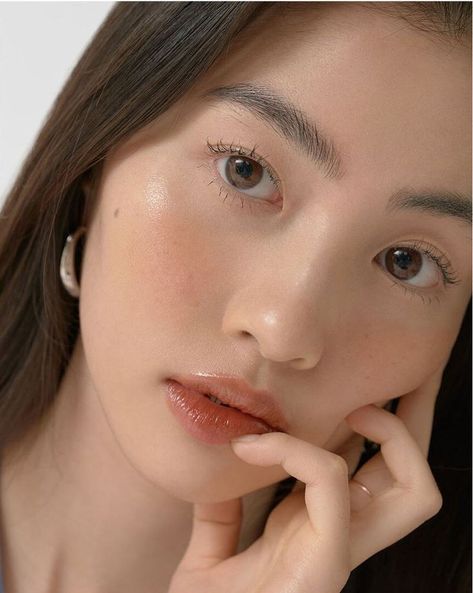 Natural Makeup Cool Skin Tone, Soft Makeup Look Asian, Neutral Skintone Makeup, Light Fresh Makeup, Soft Clean Makeup Look, Coral Makeup Looks Korean, No Make Up Make Up Look Asian, Korean Spring Makeup, Natural Makeup Filipino