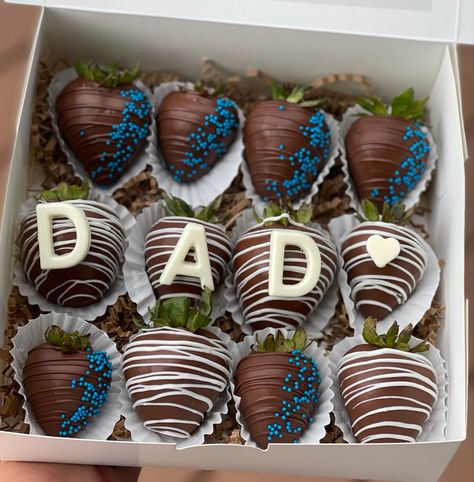 Birthday Strawberries Chocolate Covered For Men, Father’s Day Dipped Strawberries, Happy Father’s Day Chocolate Covered Strawberries, Chocolate Covered Strawberries Ideas Birthday, Fathers Day Chocolate Strawberries, Father’s Day Chocolate Covered Strawberries, Fathers Day Strawberry Ideas, Father’s Day Treats Ideas, Father’s Day Strawberries