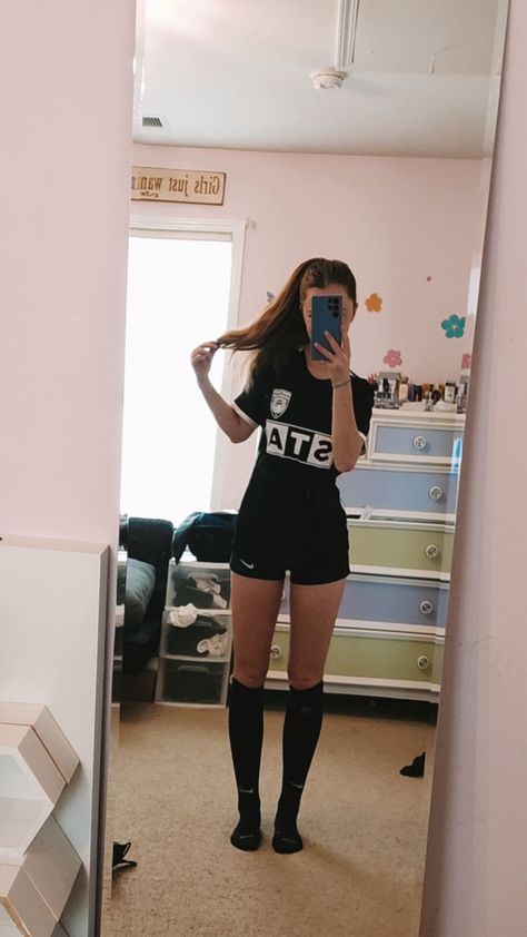 Womens Soccer Outfit, Girls Soccer Outfit, Soccer Girl Outfits For Practice, Soccer Outfits Aesthetic, Soccer Fits Women, Girl Soccer Outfits, Soccer Practice Aesthetic, Football Practice Outfit, Soccer Uniforms Girl