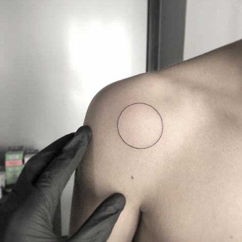 DEEP BLACK TATTOO STUDIO🇮🇹 on Instagram: “Circle ⭕️#finelinetattoo #inktattoo #tattodone #deepblacktattoostudio” Circle Tattoos Ideas, Blue Circle Tattoo, Circle Tattoo Shoulder, Circle Shoulder Tattoo, Black Circle Tattoo, Circles Tattoo, Circle Tattoo Meaning, Circle Tattoo Design, Tattoo Circle