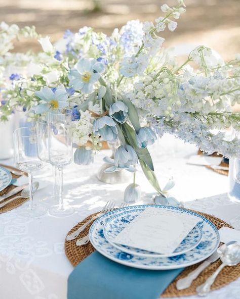 Nüage Designs on Instagram: "Set against hanging willows and blue china, our Snow Laurel linen and Wedgewood Tuscany napkins create the perfect pairing.  Featuring: Snow Laurel Linen Wedgewood Tuscany Napkins  Creative Partners Host: @styledshootsacrossamerica Concept & Planning: @heatherbengeofficial & @alexiawoolumssaa Photographer: @katiehauburger Venue: @hewittoaks Florist: Students of @intrigue_designs workshop Floral Co-Host: @hewittoaks Wholesale Flowers: @jetfreshflowers Delphinium Sunshine & Delphinium Trick @ballsbcutflowers Floral Software: @detailsflowers  Linens: @nuagedesignsinc  Hair & Makeup: @vigilantecosmetics Stationery: @mimistudiowedding Cake: @hewittoaks Gown Salon: @ivoryandbeau Men’s Wear: @stitchandtie Tulle Gown: @styled.gowns Vintage Car: @callansclassics Live W Periwinkle Wedding Theme, Blue Wedding Tablescape, Blue Willow Wedding, Christening Decor, Live Wedding Painter, Chinoiserie Wedding, Wedding Painter, Porcelain Wedding, Wedding Color Combinations