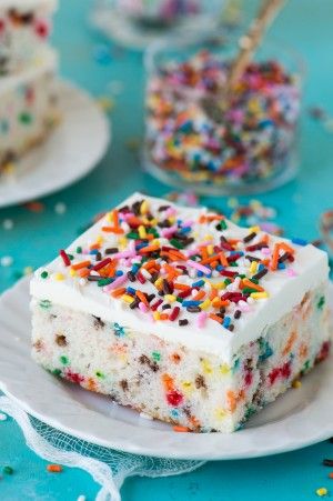 Homemade funfetti sheet cake recipe that bakes in 40 minutes! Makes a 9x13 inch cake that has amazing flavor and is loaded with sprinkles!! Funfetti Cake Ideas, Texas Sheet Cake Recipe, Texas Sheet Cake, Torte Cupcake, Confetti Cake, Layered Desserts, Sheet Cake Recipes, Easy To Make Desserts, Funfetti Cake