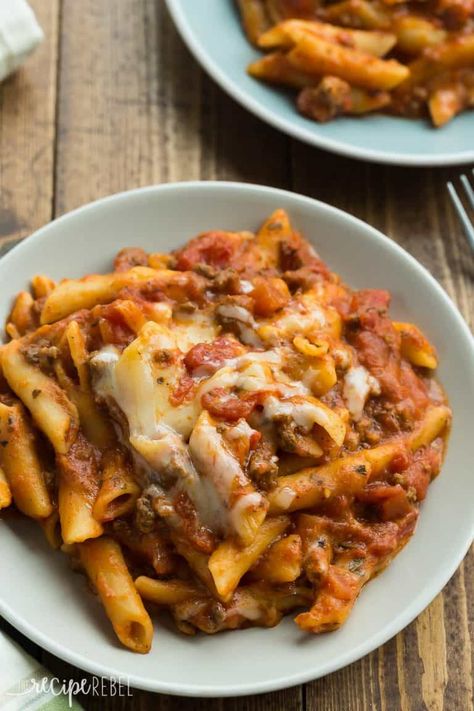 This Slow Cooker Baked Ziti is actually made completely in the crockpot -- even the pasta! It is so much easier than the traditional version but packs all of the same flavor! Slow Cooker Baked Ziti, Fall Slow Cooker, Fall Slow Cooker Recipes, Slow Cooker Ground Beef, Crockpot Pasta, Slow Cooker Baking, Ziti Recipes, Baked Ziti Recipe, Slow Cooker Recipes Beef