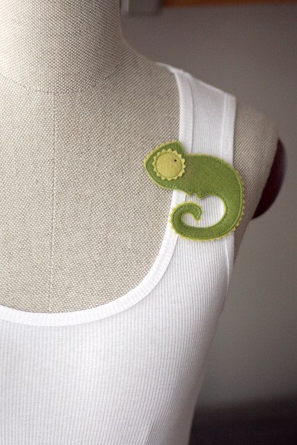 #Felt, #Fieltro Camaleón, Chameleon Brooch Placement, Felt Chameleon, Felt Brooch Diy, Pascal Chameleon, Pascal Rapunzel, Chameleons, Diy Felt, Felt Patterns, Felt Brooch