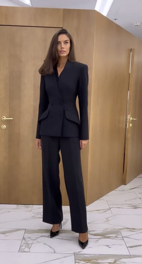 Female Politician Style, Professional Formal Outfits Women, Black Suit Woman Aesthetic, Athletic Business Casual Work Outfits, Accounting Women Outfits, Corporate Office Attire Women, Black Dress Suits For Women, Finance Girl Aesthetic Outfit, Womens Fitted Suit