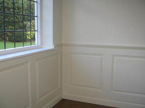 Bathroom Wainscoting Ideas, Lambriseringen Gang, Wood Panel Bathroom, Painted Wainscoting, White Wall Paneling, Mdf Wall Panels, Wainscoting Bathroom, Wainscoting Styles, White Wainscoting