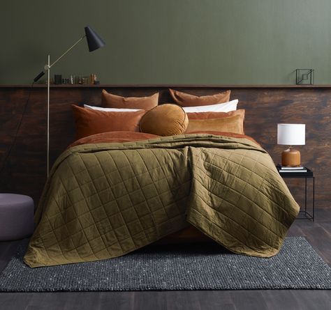 Green And Rust Bedroom, Rust Bedroom Ideas, Rust Bedroom, Burnt Orange Bedroom, Olive Bedroom, Olive Green Bedrooms, Ideas Room Decor, Casual Bedroom, Green Apartment