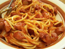 Tried-and-True cooking with Heidi: Chili Spaghetti with Hot Dogs Spaghetti And Hotdogs, Bbq Spaghetti, Hot Dog Pasta, Hot Dog Spaghetti, Chili Spaghetti, Hot Dog Sauce, Smoked Sausage Recipes, Kid Foods, Hot Sausage