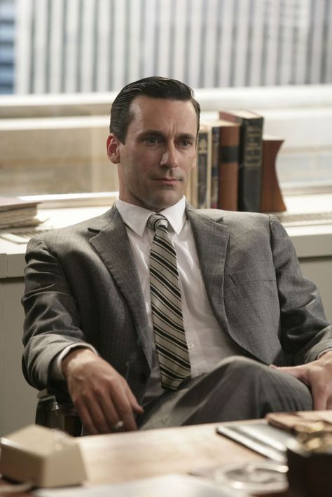 DONALD DRAPER | Jon Hamm | ©AMC. John Hamm, Doctor Logos, Social Clothes, Don Draper, Mad Men Fashion, Jon Hamm, Ivy Style, Corte De Cabelo Masculino, Guys Be Like