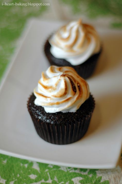 smores cupcakes - smores cupcakes - graham cracker crust, chocolate cake, and toasted marshmallow frosting Alaska Party, Marshmallow Frosting Recipes, Mint Chocolate Cupcakes, January Book, Cabin Food, Smores Cupcakes, Marshmallow Frosting, Candy Ideas, Baked Alaska