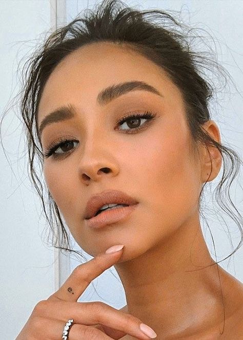 Olive Skin Makeup, Fluffy Brows, Wedding Hairstyles And Makeup, Braut Make-up, Olive Skin, Green Eyeshadow, Nude Makeup, Shay Mitchell, Body Scrubs