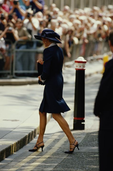 9 Hochzeiten, zu denen Prinzessin Diana als bestgekleideter Gast erschien | Vogue Germany Lady Sarah Armstrong Jones, David Armstrong Jones, Sarah Armstrong, Princess Diana Wedding, Diana Wedding, Catherine Walker, Diana Fashion, Princes Diana, Wedding Guest Style