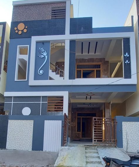 Compound Wall Colour Combinations, Bilding Elivation Color, House Colors Exterior Indian, Home Exterior Colors In India, House Elevation Colour Combination, G+1 House Elevation Indian East Facing, House Colour Exterior, House Design 2023, Modern House Elevation Design