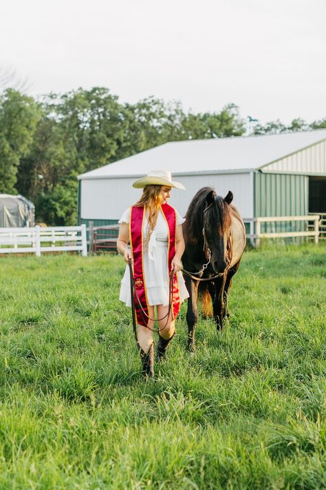 Graduation Photos With Horses, Graduation Pictures With Horses, Horse Senior Photos, Horse Graduation Pictures, Senior Horse Photography, Senior Grad Photos, Horse Photoshoot, College Graduation Pictures Poses, Pictures With Horses