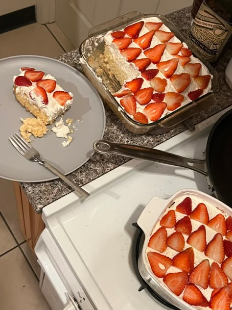 Tres Leches Strawberry Cake, Tres Leches Aesthetic, Strawberry Tiramisu, Food Babe, Yummy Comfort Food, Tres Leches, Strawberry Cake, Sweet Desserts, Food Obsession