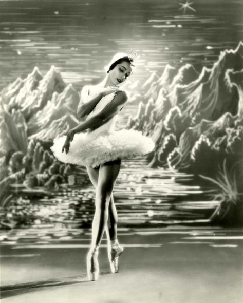 SAB Trailblazer - Maria Tallchief - School of American Ballet George Platt Lynes, Ballet Swan Lake, Maria Tallchief, Swan Lake Ballet, New York City Ballet, Ballet Pictures, Vintage Ballet, Ballet Poses, Ballet Photos