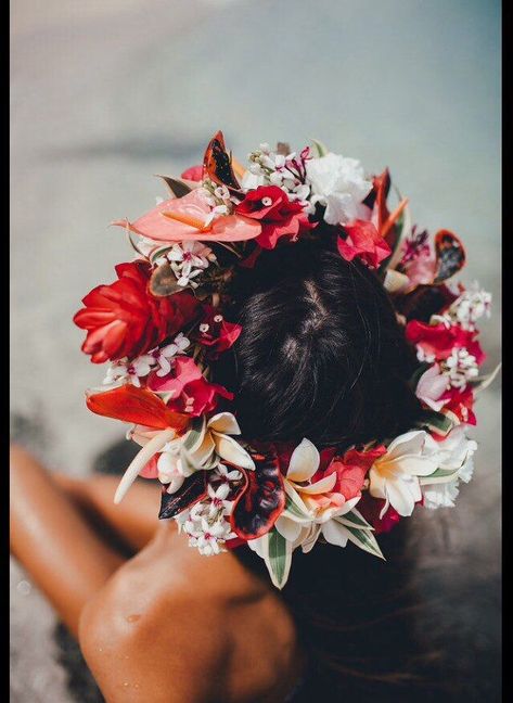 hawaiian wedding tattoos #hawaiian #wedding #tattoos / hawaiian wedding tattoos Hairstyles Flower, Hawaiian Flower Crown, Haku Lei, Hilton Wedding, Hawaiian Lei, Hawaiian Flower, Hawaiian Wedding, Wedding Hair Flowers, Flower Headpiece