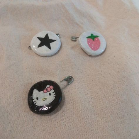 Diy Pins With Bottle Caps, Bottle Cap Charms, Diy Pins From Bottle Caps, Bottle Cap Pins Diy Ideas, Painted Pins Diy, Bottle Cap Pin Ideas, Pins From Bottle Caps, How To Make Bottle Cap Pins, Diy Broches Pin