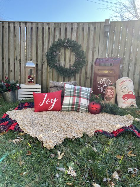 Diy Christmas Pictures Family Outside, Diy Outdoor Christmas Pictures, Diy Christmas Photo Backdrop Outdoor, Christmas Picture Setup Ideas Outdoor, Diy Christmas Photo Setup, Christmas Picture Backdrop Ideas Outside, Outdoor Christmas Photoshoot Setup Diy, Diy Christmas Photo Props Outdoor, Christmas Mini Sessions Outdoor Setup Simple