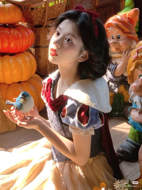 An angel Snow White Cosplay, Food Art Painting, Snow White Costume, Old Fashion Dresses, Disney Cosplay, Pinturas Disney, Pretty Photos, Themed Outfits, Weird World