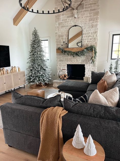 Christmas Cosy, Mobil Homes, Future Farmhouse, Couch Styling, Lazy Morning, Cottage Inspiration, Cosy Home, Living Room Sectional, Decor Home Living Room