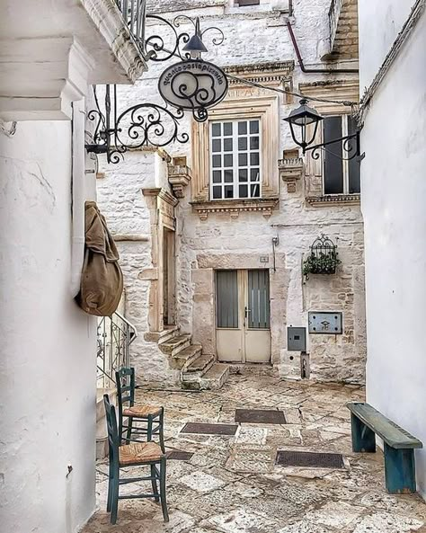 Fotografi Vintage, French Architecture, Puglia Italy, Paris Street, Urban Sketching, Old Buildings, Beautiful Places To Travel, Architecture Fashion, Beautiful Buildings