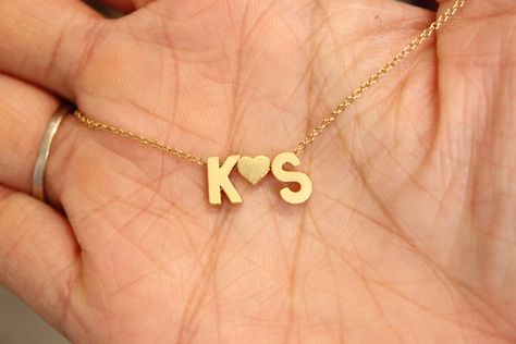 Skull Jewelry Women, Design Mehendi, Initials Necklace, Locket Design, Tiffany And Co Necklace, Couple Necklace, Necklace Name, Cute Couple Gifts, Gold Bride Jewelry