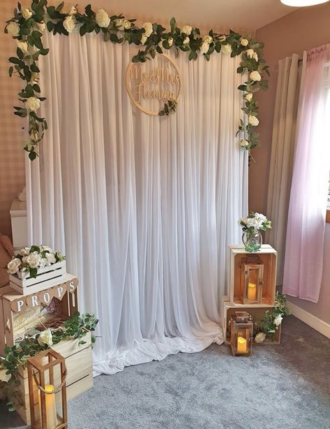 Diy Photo Backdrop, Wedding Background Decoration, Photo Backdrop Wedding, Diy Wedding Backdrop, Desi Wedding Decor, Wedding Backdrop Design, Beautiful Wedding Decorations, Wedding Backdrop Decorations, Engagement Decorations