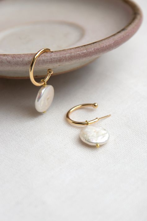 Earing Photo Ideas, Pearl Jewellery Photography, Minimal Jewellery Photography, Jewelry Accessories Photoshoot, How To Take Earring Product Photos, Minimal Jewelry Photography Ideas, Jewelry Accessories Photography, Pearl Jewelry Photography, Earing Photography Ideas