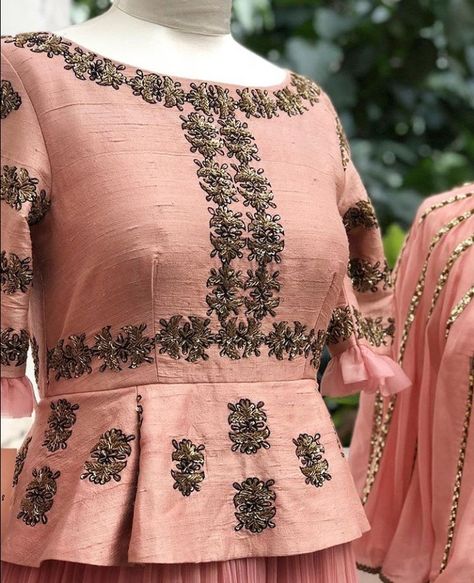 Peplum Hand embroidered Koti. Koti Blouse Designs For Lehnga, Koti Style Blouse For Saree, Koti Style Blouse For Lehanga, Koti Blouse Designs, Koti Style Blouse, Long Blouse Designs, Saree Blouse Neck Designs, Lehnga Dress, Lehenga Blouse Designs