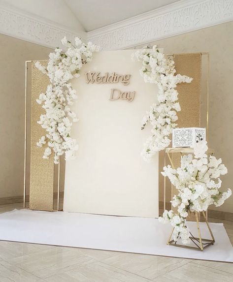 Bridal Background Decoration, Gold And White Backdrop Wedding Ideas, White Gold Wedding Backdrop, Wedding Backdrop Design Minimalist, Beige Wedding Backdrop, Wedding Photo Walls, White And Gold Wedding, Wedding Background Decoration, Wedding Planning Decor