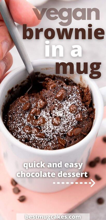 A gooey chocolate mug brownie Chocolate Mug Brownie, Vegan Chocolate Dessert, Healthy Chocolate Mug Cake, Easy Chocolate Dessert, Mug Brownie Recipes, Microwave Mug Recipes, Mug Brownie, Vegan Chocolate Brownies, Vegan Mug Cakes