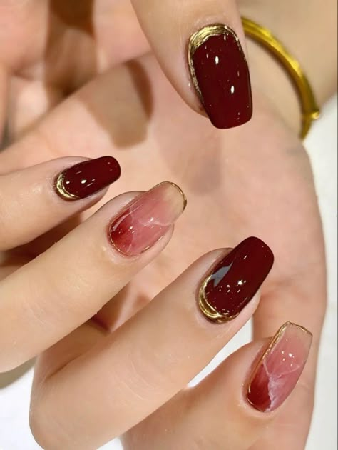 Nail Art Maroon, Desain Salon Kuku, Maroon Nail Art, Maroon Nail Designs, Maroon Nail, Gold Gel Nails, Red And Gold Nails, Emerald Nails, Opal Nails