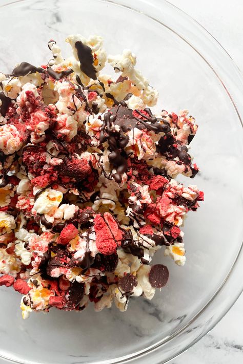 Churro Popcorn, Gluten Free Truffles, Strawberry Popcorn, Frozen Banana Recipes, Popcorn Dessert, Chocolate Drizzled Popcorn, Bake Snacks, Popcorn Ice Cream, Chocolate Covered Popcorn