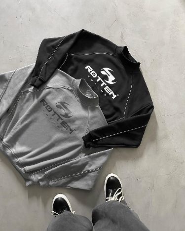 Streetwear Hoodie Outfit, Hoodie Sample, Hoodie Black And White, Apparel Design Inspiration, Denim Bag Patterns, Clothes Wardrobe, Ootd Winter, Streetwear Hoodie, Shirt Design Inspiration