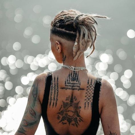 Dreadlocks Hairstyles For Ladies, Dreadlocks Undercut, Short Hair Dreadlocks, Dnd Drow, Braids Undercut, Dreads With Undercut, Funky Haircuts, Female Dreads, Undercut Long Hair