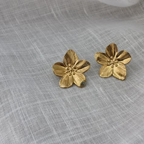 Jewelry Marketing, Flower Statement Earrings, Jewellery Photo, Jewelry Packaging Design, Crochet Placemat Patterns, Gold Schmuck, Jewellery Marketing, Chic Earrings, Gold Statement Earrings