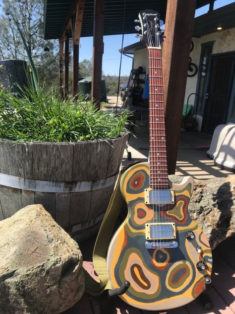 I hand painted this guitar using acrylic paints with the help of my partner (he’s the musician!). We went for an abstract psychedelic design with a 70s color pallete - I think it turned out pretty awesome! He gifted this guitar to his pottery mentor once we finished. This is the second guitar I’ve painted, I’ll share the first soon! Paint Guitar Ideas, Guitar Design Ideas Art, Painted Ukulele Ideas, Painting A Guitar, Painted Guitar Acoustic, Guitar Painting Ideas, Painted Acoustic Guitar, Decorated Guitar, Hand Painted Guitar