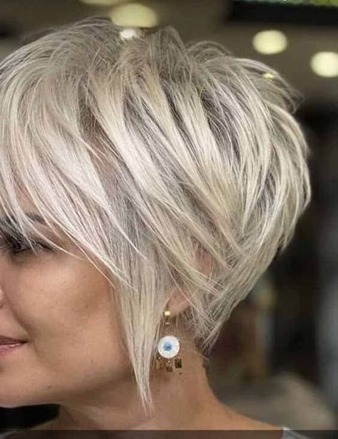 La coupe pixie est moderne et glamour. Ce style capillaire intemporel offre à celle qui l’adopte une touche non conventionnelle qui attire tous les regards. Ajoutez à cela quelques reflets lumineux ou un balayage subtil et vous obtiendrez une coiffure tendance et chic. Si vous voulez changer de look, pourquoi ne pas passer du long à une coupe courte ? Découvrez pourquoi un pixie cut serait un choix judicieux pour vous, et jetez un œil à notre sélection de coiffures tendances en version Pix... Choppy Bob Hairstyles, Choppy Hair, Messy Short Hair, Edgy Short Hair, Short Choppy Hair, Bob Hairstyles For Fine Hair, Short Hair Over 60, Cute Hairstyles For Short Hair, Haircut For Thick Hair