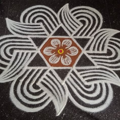 Kolam Aesthetic, Small Kolam Designs, Padi Kolam Designs, Geethala Muggulu, Small Kolam, Pattern Design Drawing, Easy Kolam, Rangoli Designs Photos, Simple Kolam